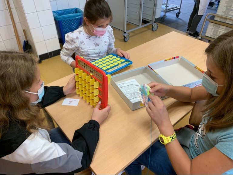 Die Schülerinnen und Schüler können unter zahlreichen Spielangeboten, drinnen wie draußen, wählen