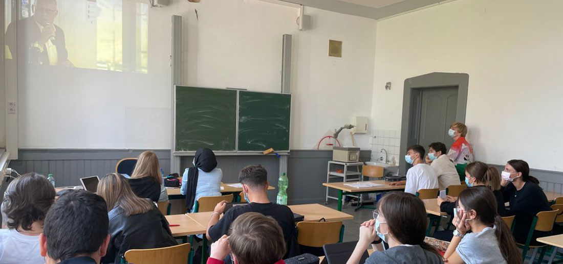 Der parallele Sowi-Kurs konnte den Livestream im Klassenraum verfolgen