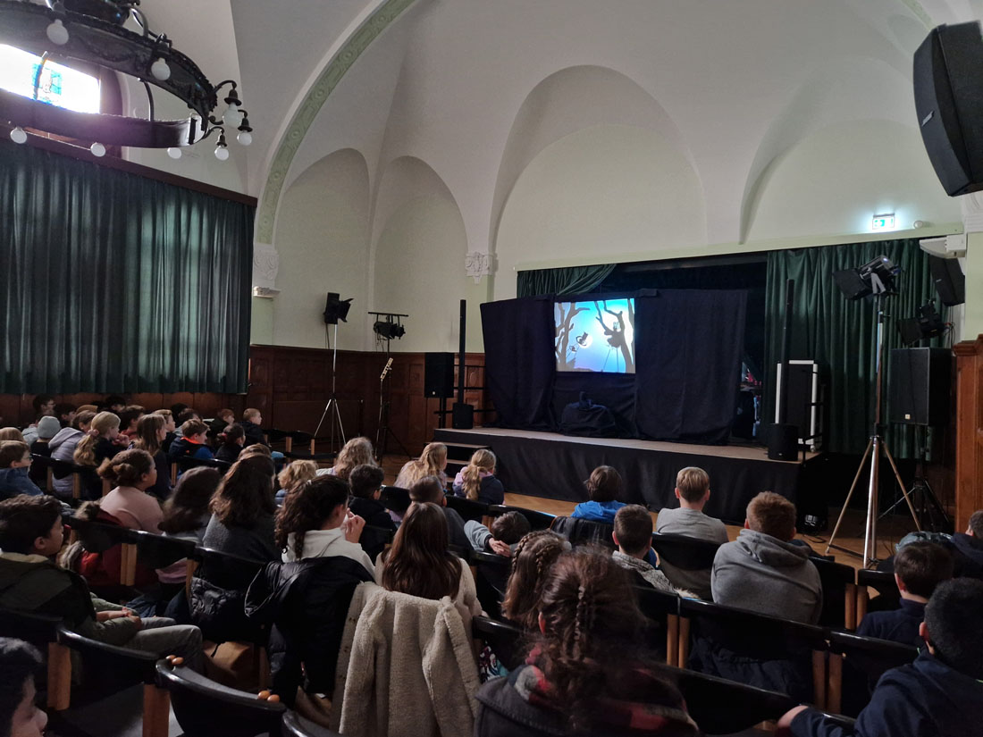 Schattentheater in der Aula