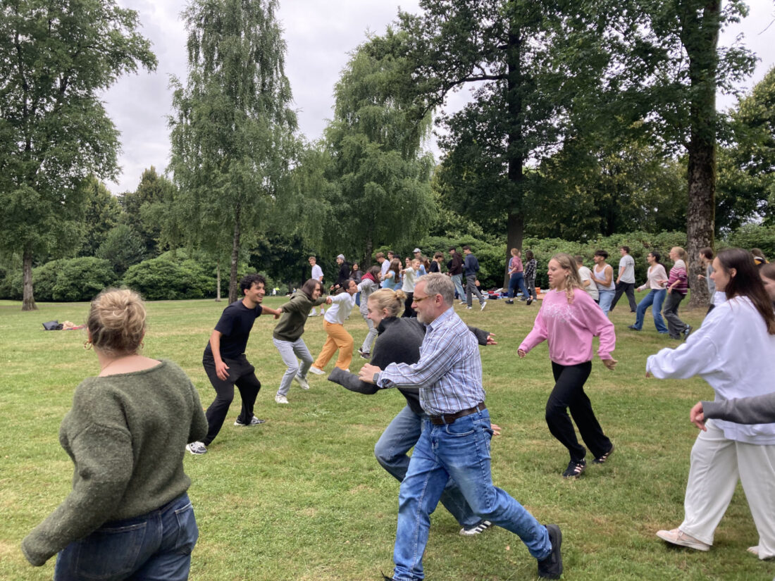 Team-Building im Park, EF