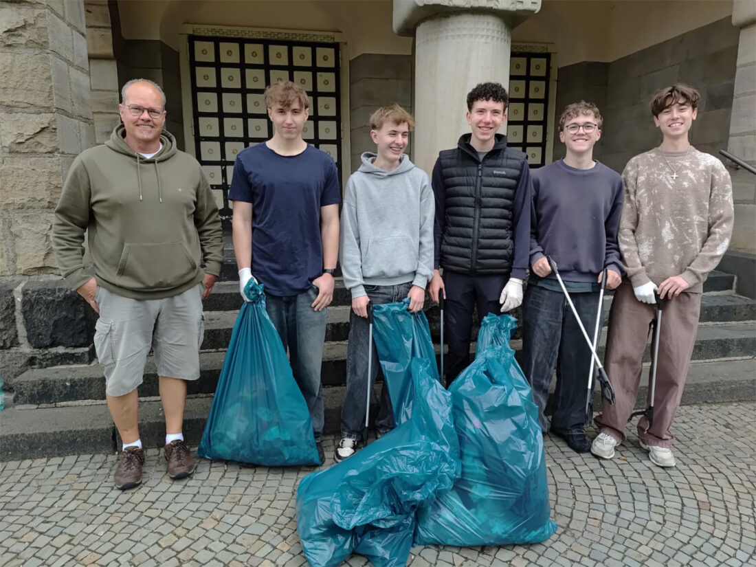 Stufe EF: Müll sammeln und Gartenarbeit rund um die Christuskirche...